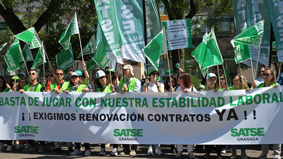 Manifestación ante la Consejería de Salud sobre Bolsa de Empleo.