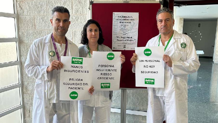 Protesta en el Hospital Juan Ramón Jiménez.