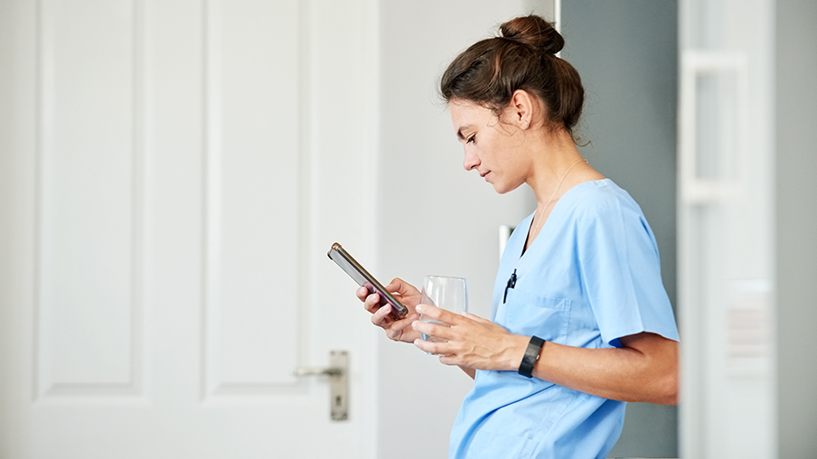 Enfermera consulta un móvil
