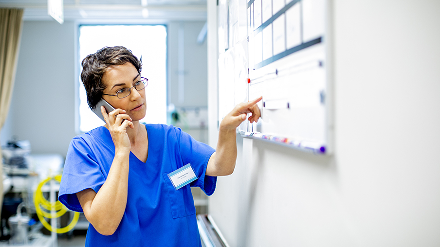 enfermera atiende una llamada