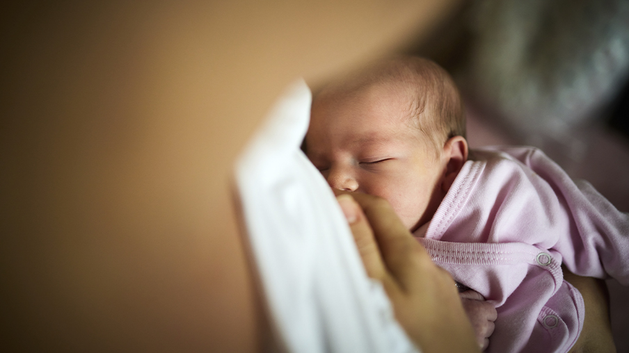 Mujer con un lactante